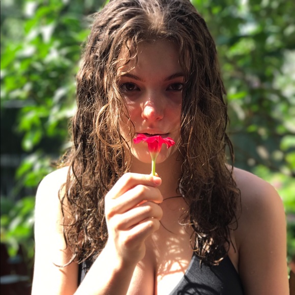 Profile Picture of Veronica Zanotti (@_vxvx0208_) on Poshmark