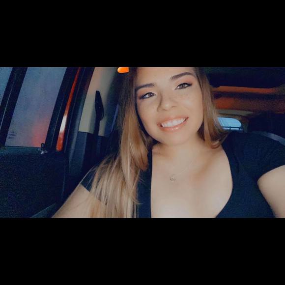 Profile Picture of Bianca Espinoza (@biancaxespinoza) on Poshmark