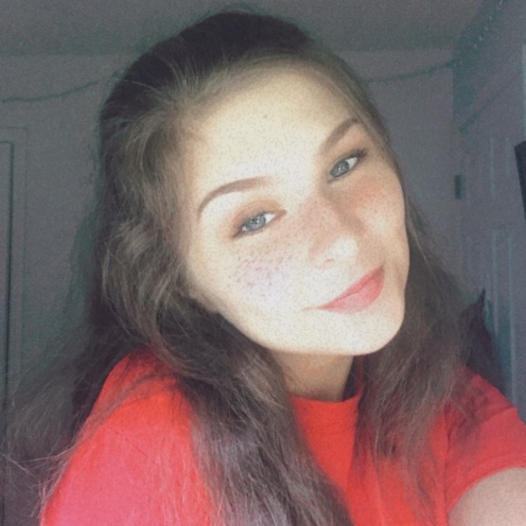 Profile Picture of Sam Eucker (@sammybrookee) on Poshmark