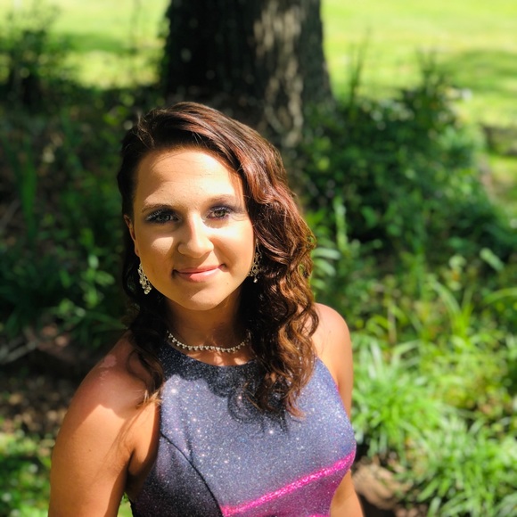 Profile Picture of Hannah Hazel (@hannahhazel1028) on Poshmark