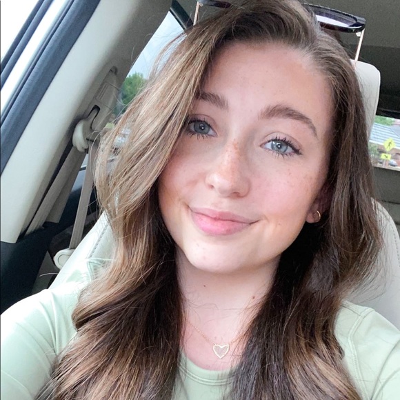 Profile Picture of Claire Lawson (@claire_lawson_) on Poshmark