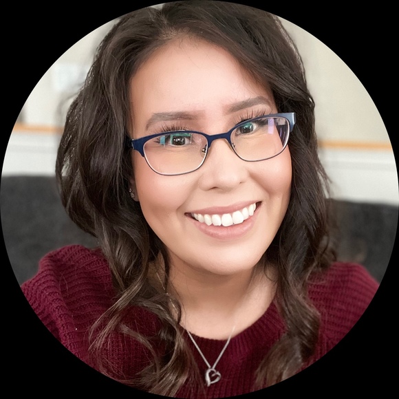 Profile Picture of Whitney Ahnassay (@just_a_peach) on Poshmark