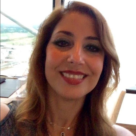 Lara Hassan - Poshmark Profile Picture of Lara Hassan (@charmeuse1) on Poshmark