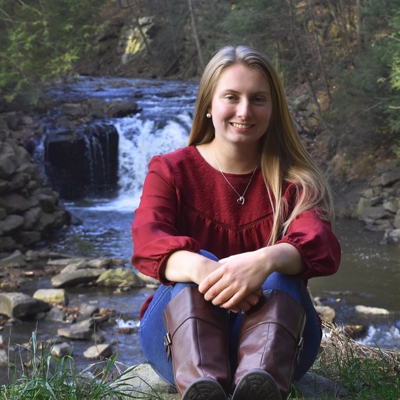 Profile Picture of Jennifer Hoshauer (@jen_hoshauer) on Poshmark