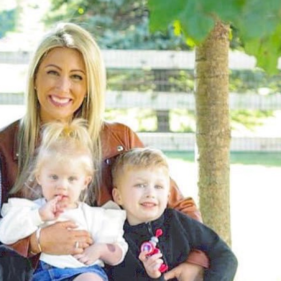 Profile Picture of Michelle Kieffer (@kasavon0331) on Poshmark