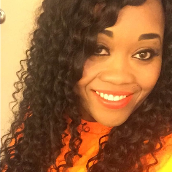 Profile Picture of Lovelly Lovell (@lovellyrich) on Poshmark