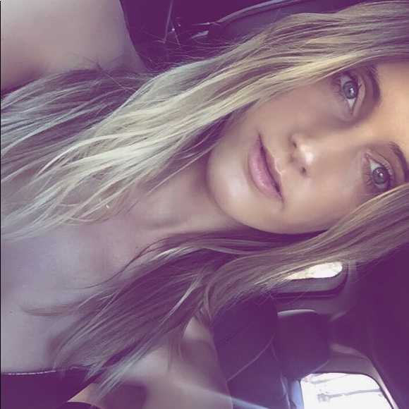Profile Picture of Candyce Carden (@shelovesedm) on Poshmark