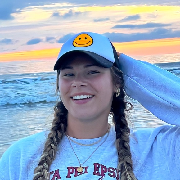 Profile Picture of Averi Barinowski (@averibarinowski) on Poshmark