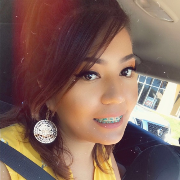 Profile Photo of Yesenia Hernandez (@yessi312) on Poshmark