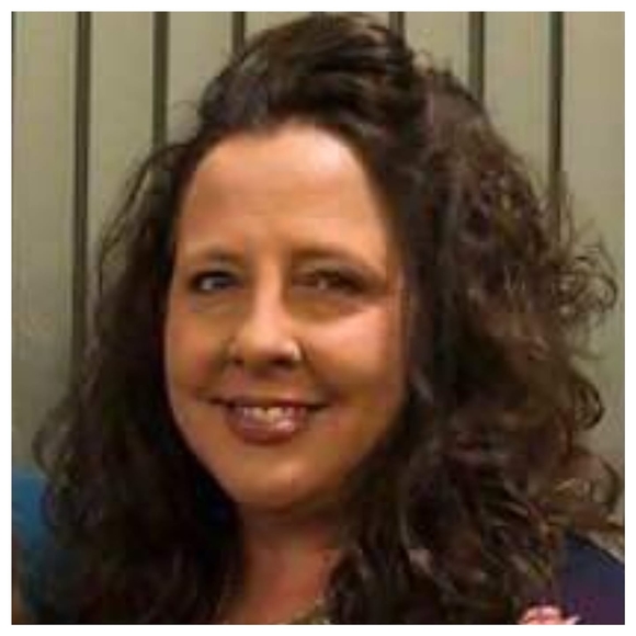 Profile Picture of Rachael Gibbons (@rachaelgibbons) on Poshmark