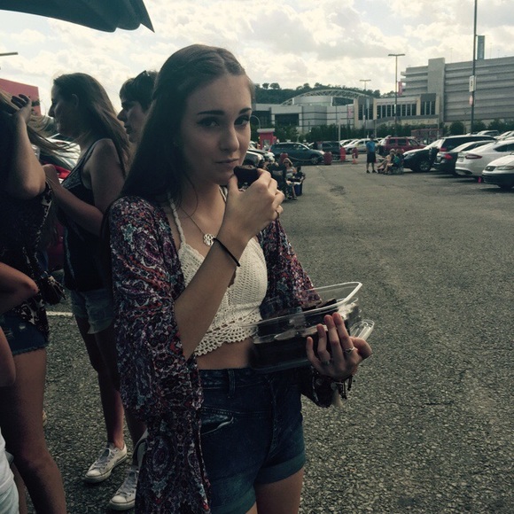 Profile Picture of Alyssa Bernens (@alyssabernens) on Poshmark