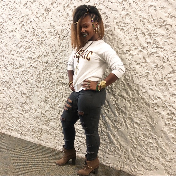 Profile Picture of Shevelle Hayes (@mrshayescloset) on Poshmark