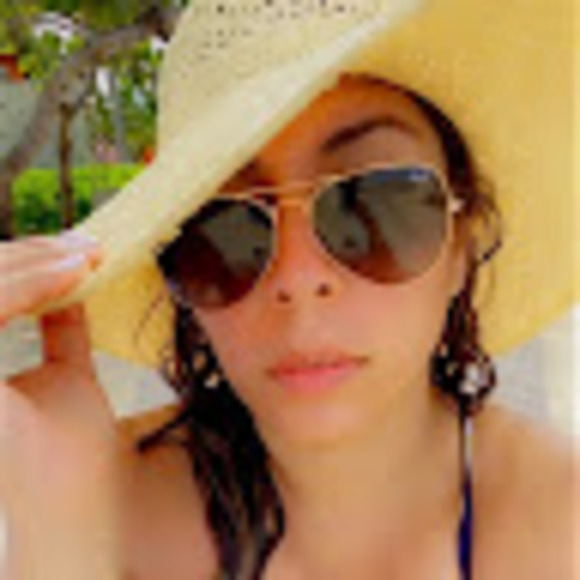 Profile Picture of Eunice Alvarez (@eunicealvare502) on Poshmark