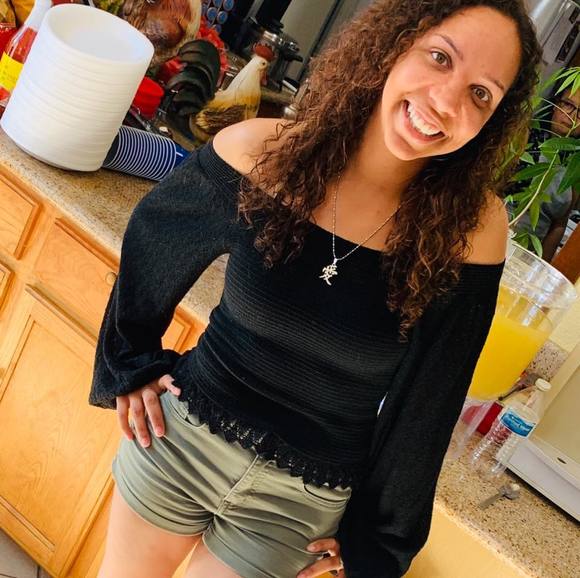 Profile Picture of Natania Brassell (@_tawnyb7_) on Poshmark