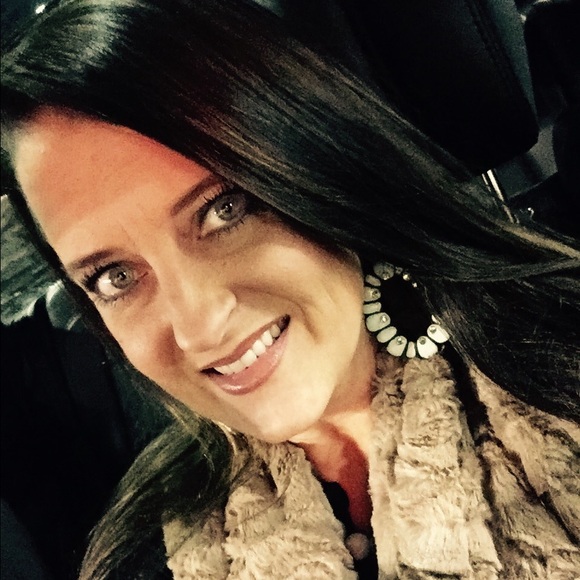 Profile Picture of Paula Boone (@pboone77) on Poshmark