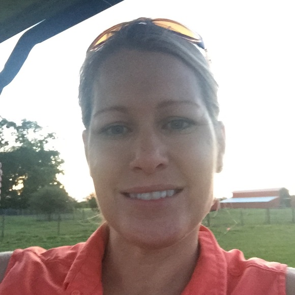 Profile Picture of Iris Hall (@irishall528) on Poshmark