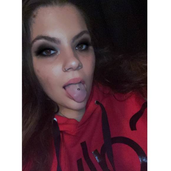 Profile Picture of Brianna Casey (@brianneuh) on Poshmark