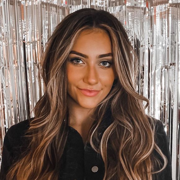 Profile Picture of Anna Wierda (@annalynw) on Poshmark