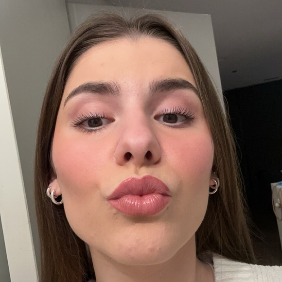 Profile Picture of Elizabeth Deneff (@e_dene) on Poshmark