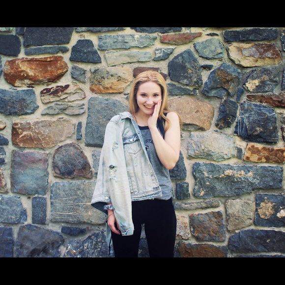 Profile Picture of Carlie Fox (@carliefox19) on Poshmark