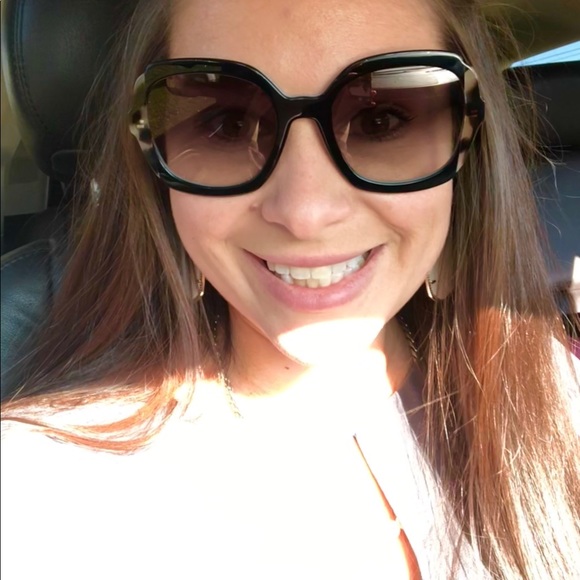 Profile Picture of Hilary Garza (@gramsglams) on Poshmark