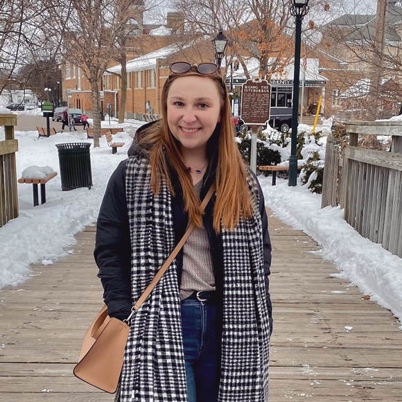 Profile Picture of Nina Giefer (@ninagiefer) on Poshmark