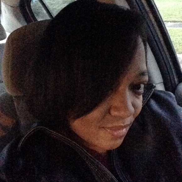 Profile Picture of Lebra Harris (@leesdesigns) on Poshmark