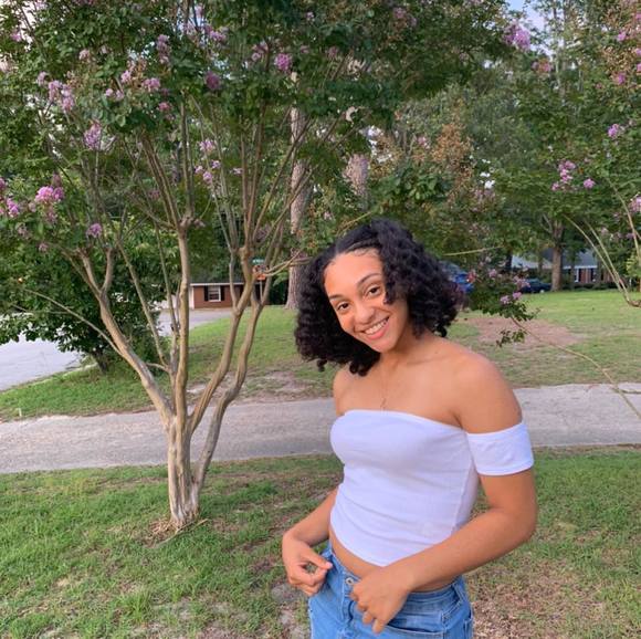 Profile Picture of Brianna Hernandez (@briannaherna729) on Poshmark