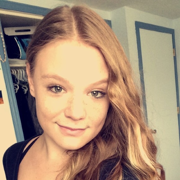 Profile Picture of Elene Closson (@elenegirl) on Poshmark