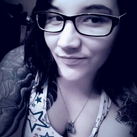 Profile Picture of Lauren Bruneel (@lmbruneel) on Poshmark