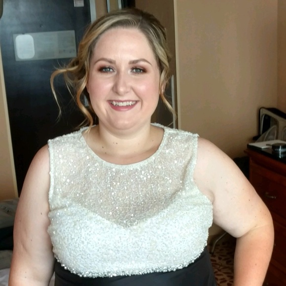 Profile Picture of Hilary Angello (@hilarycangello) on Poshmark