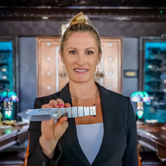 Profile Picture of Lindsay Eichelman (@eichelwoman) on Poshmark