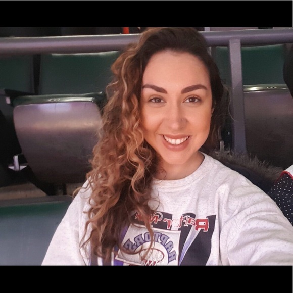 Profile Picture of Laura Gini (@lauragini) on Poshmark