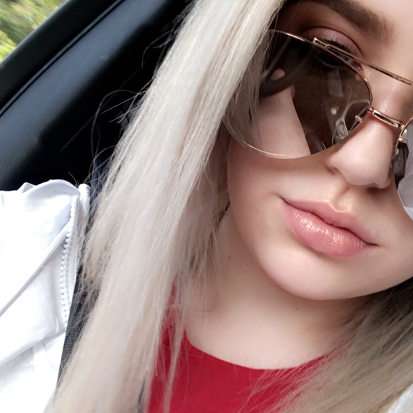 Profile Picture of Alex Sherman (@alexxjulia) on Poshmark