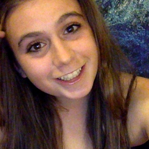 Profile Picture of Lila Reinecke (@lilareyy) on Poshmark