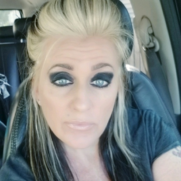 Profile Picture of Mona Gonzalez (@oucantaffordme) on Poshmark