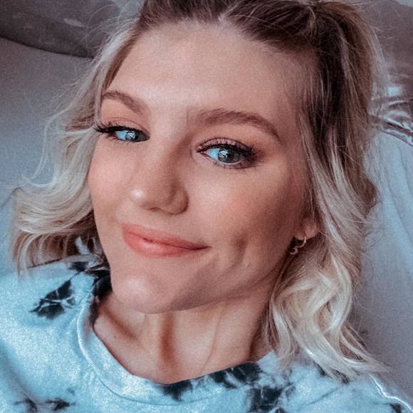 Profile Picture of Kinsly Isacson (@kinsly_grace) on Poshmark