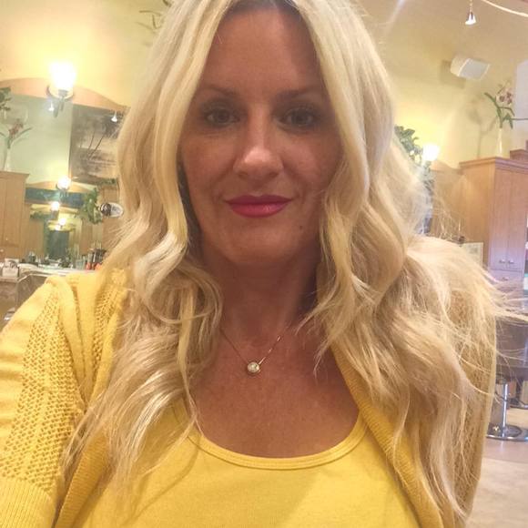 Profile Picture of Lynn Boecker (@lynnsshop) on Poshmark