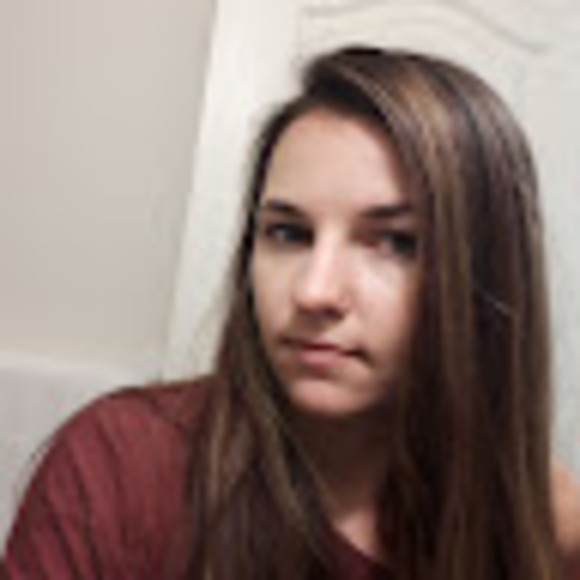 Profile Picture of Melanie Bateman (@melaniekbateman) on Poshmark