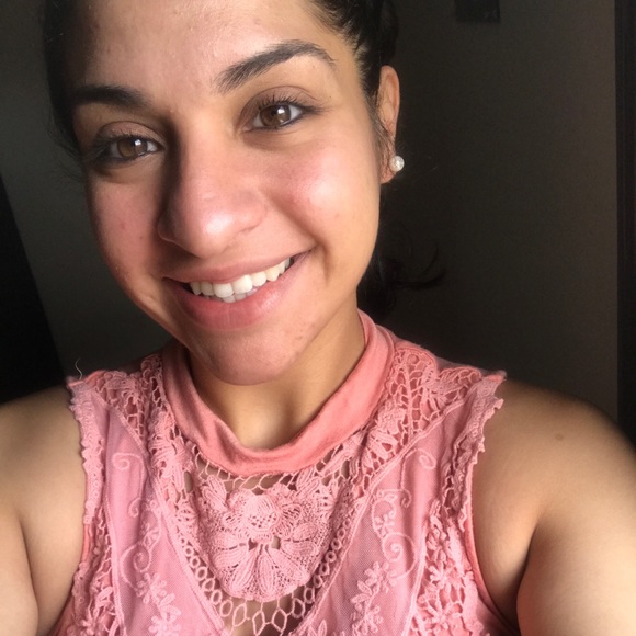 Profile Picture of Catherine Gonzalez (@catherine_g15) on Poshmark