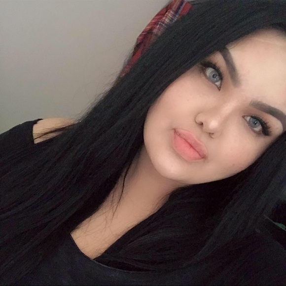 Profile Picture of Robyn Quewezance (@bobbieque) on Poshmark