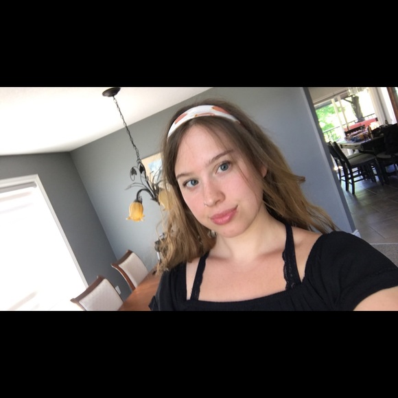 Profile Picture of Taylor Povey (@taypov) on Poshmark