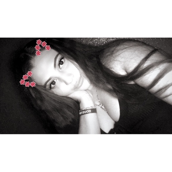 Profile Picture of Isabel Hernandez (@_niiaa) on Poshmark