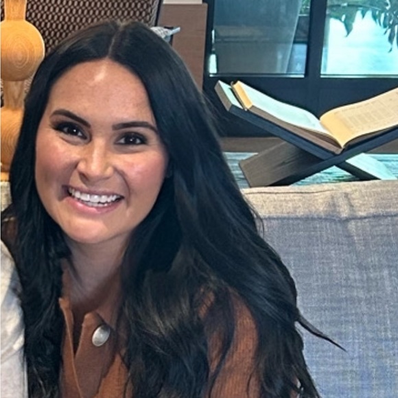 Profile Picture of Renee Downs (@reneemdowns) on Poshmark