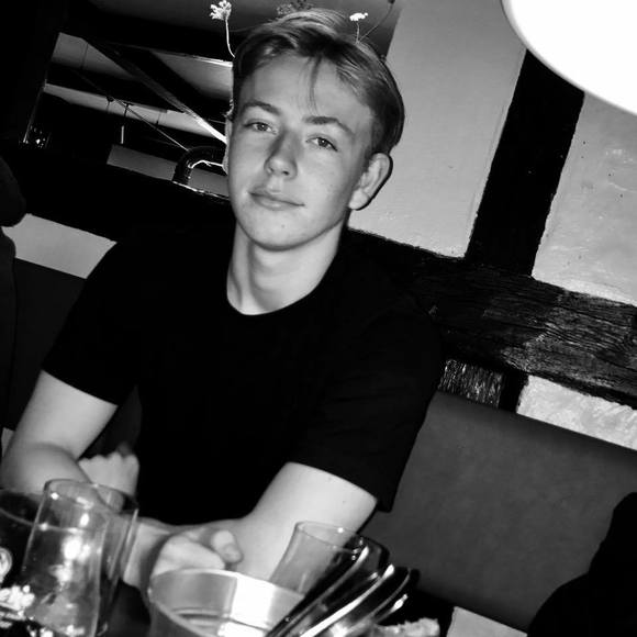 Profile Picture of Carl Andrews (@carl2610) on Poshmark