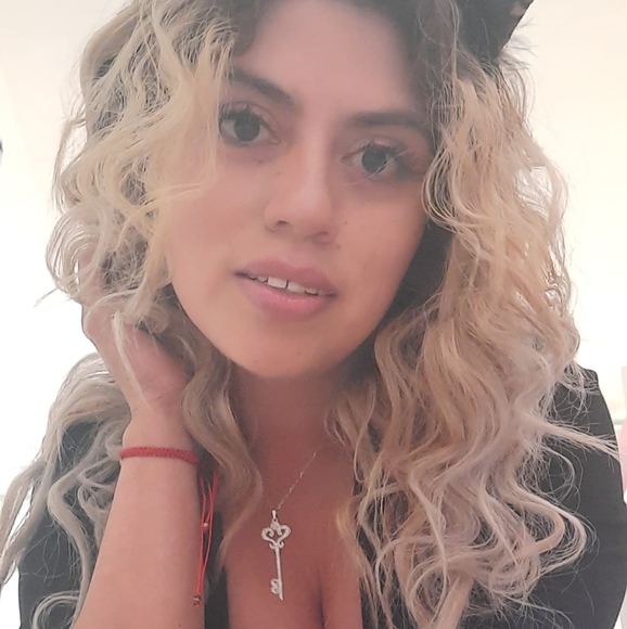 Profile Picture of Luna Strella (@lunastrella) on Poshmark