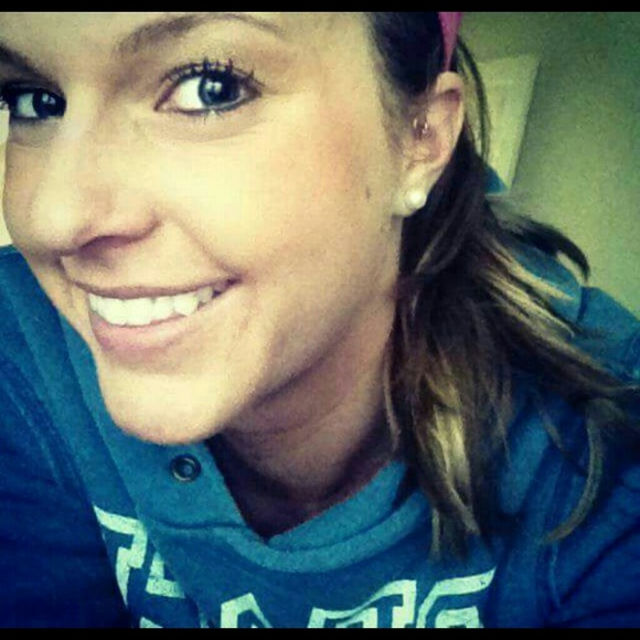 Profile Picture of Heather Dortch (@hldortch) on Poshmark