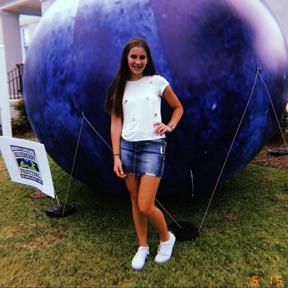Profile Picture of Carlie Boitnott (@carlieeboitnott) on Poshmark