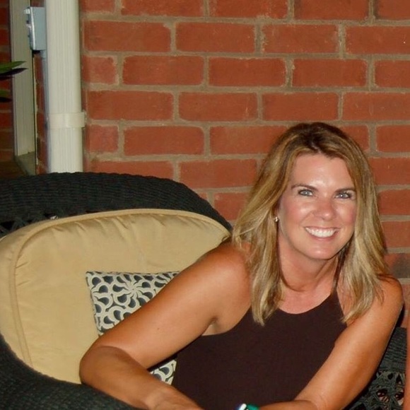 Profile Picture of Melody Barnes (@melody_barnes) on Poshmark