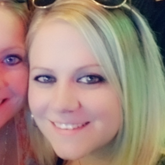 Profile Picture of Amber Broers (@amberbroers) on Poshmark